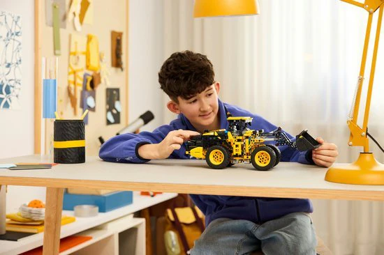 LEGO Technic Volvo L120 Electric Wiellader - 42209 - Image 5
