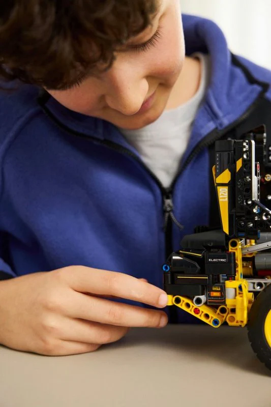 LEGO Technic Volvo L120 Electric Wiellader - 42209 - Image 6